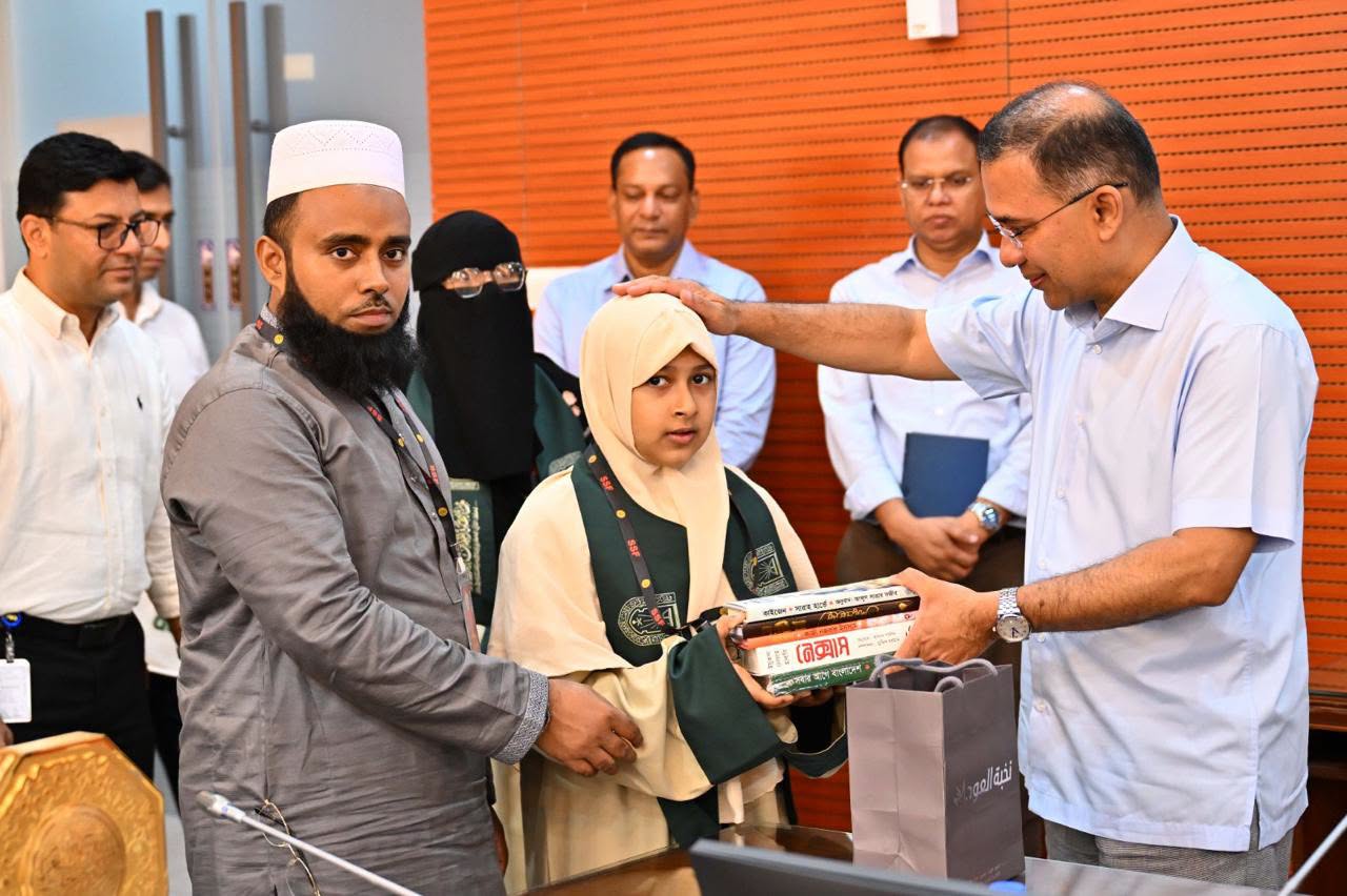 বিএনপি চেয়ারম্যান তারেক রহমান সচিবালয়ে বিশ্বজয়ী কুরআন হাফেজদের সাক্ষাত
