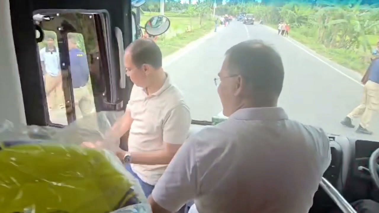 তারেক রহমানের উদারতা: যুবকের সেলফির আবদার পূরণে গাড়ি থামানো