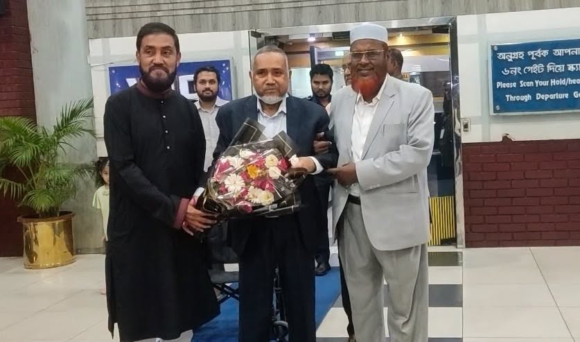সিঙ্গাপুর থেকে ফিরে দেশে স্বাগত জামায়াতের নায়েবে আমীর ডা. তাহের