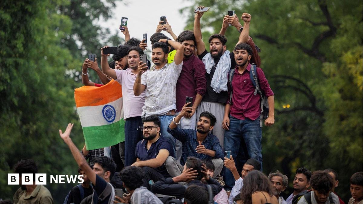 ভারতে কাঁকড়াবিছা প্রতিবাদের অবসান: শিক্ষামন্ত্রী প্রধানের পদত্যাগের পর