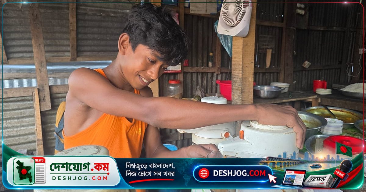 ১৪ বছর বয়সের শিশু রুবেলের পিঠে পড়েছে পরিবারের ভার, পড়াশোনা ছেড়ে দোকানে কাজ করছে ভোলার বাচ্চা