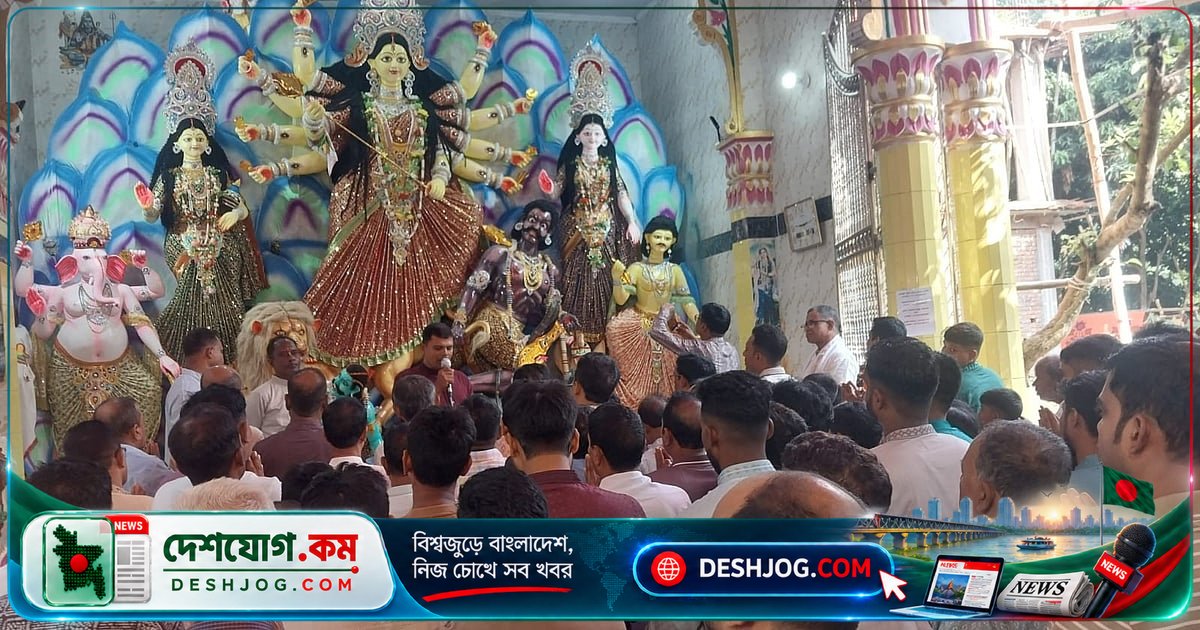 ৩১০ বছরের ঐতিহাসিক মন্দিরে অষ্টমীর অঞ্জলি: সীমান্ত পার হয়ে ফিরলেন শিকড়ের টানে আত্মীয়রা