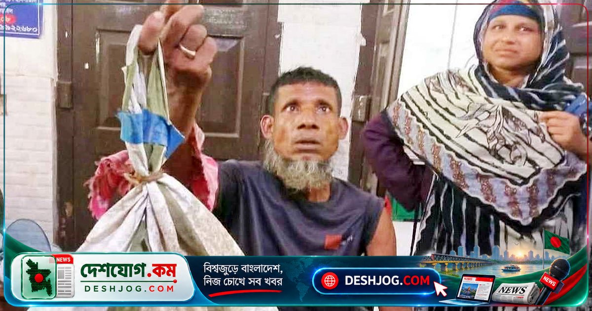 ৬২ বছর বয়সী কৃষক সাপ ধরতে গিয়ে কামড়ে আহত, হাসপাতালে চিকিৎসা নেন বিষধর সাপের সাথে
