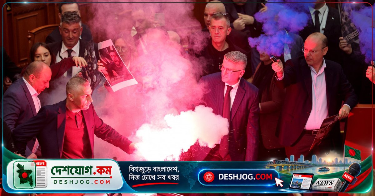 আলবেনিয়ার বিরোধী দল সংসদে আক্রমণ, ফ্লেয়ার ও ধোঁয়াশা বোমা ছুঁড়ে দেন