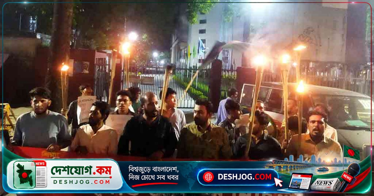 ৫ দাবিতে ছাত্রলীগের বিক্ষোভ: জ্বালানি তেলের দাম বাড়ানোর বিরুদ্ধে শাহবাগে মশাল মিছিল