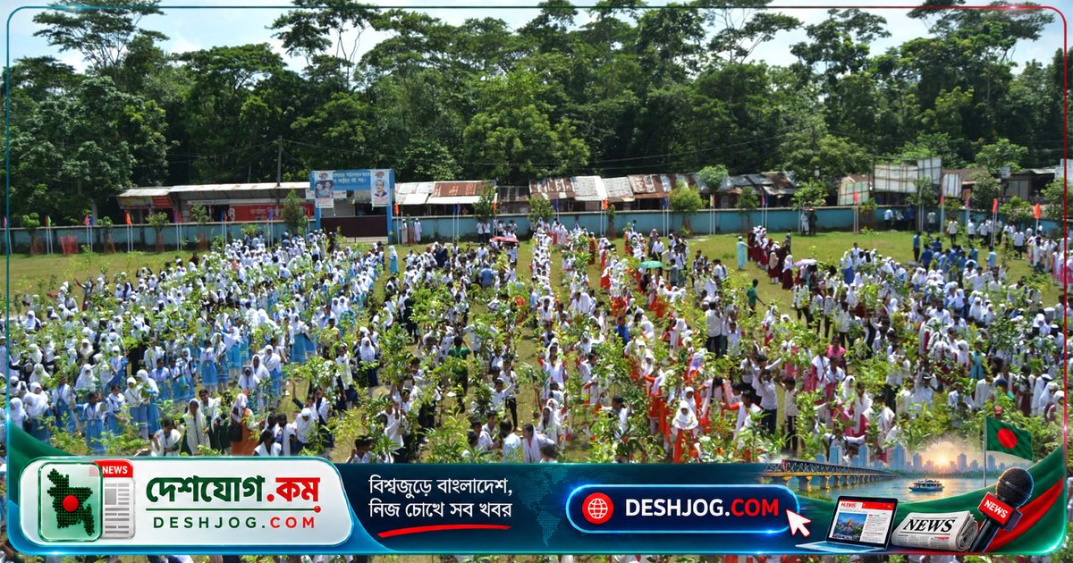 বরিশালে শিক্ষার্থীদের হাতে ৫০ হাজার গাছের চারা বিতরণের উদ্বোধন: জেলা প্রশাসনের উদ্যোগ