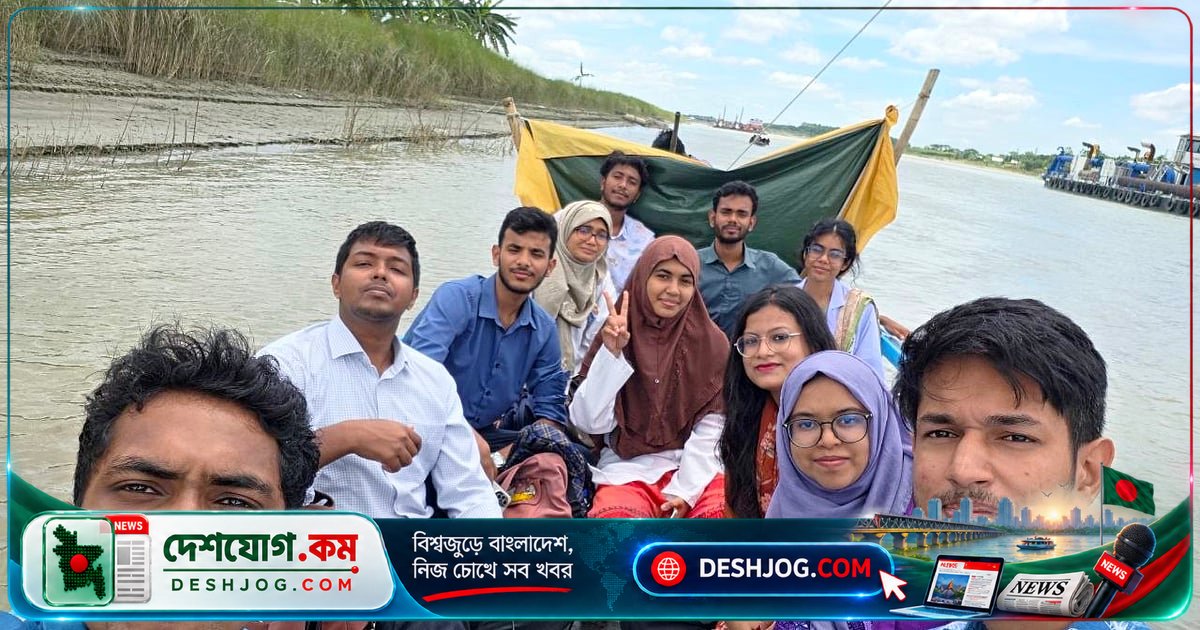 বিশ্ববিদ্যালয়ের ক্লাসের ছুটির মুহূর্তে ব্রহ্মপুত্রে বন্ধুদের নৌকাভ্রমণ: ছোট্ট বিরতির বড় আনন্দ
