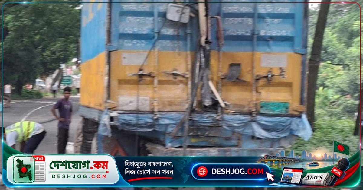 ফেনীর মহাসড়কে বাসের ধাক্কায় কাভার্ড ভ্যানের চালক ও সহকারীসহ ৩ জন নিহত