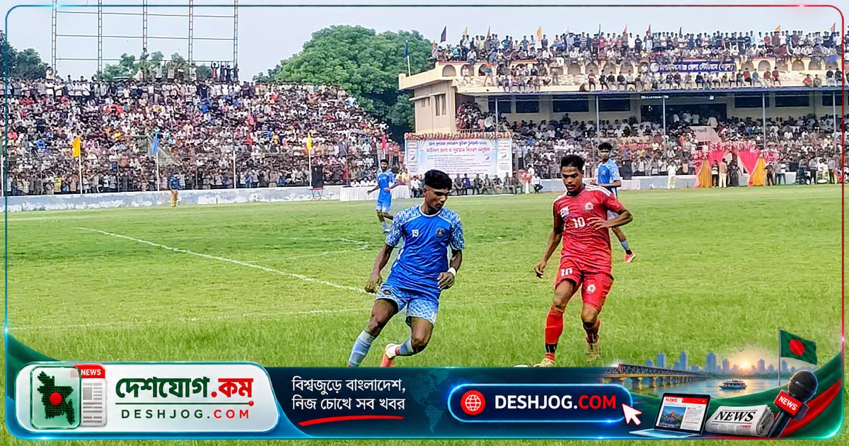 চাঁপাইনবাবগঞ্জে ফুটবল উন্মাদনার চরম: দর্শকরা গ্যালারি ছাড়িয়ে মাঠে, গাছের ডালে দাঁড়িয়ে খেলা উপভোগ করলেন