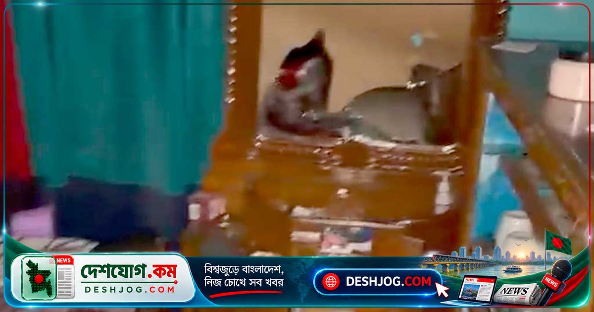 চাঁপাইনবাবগঞ্জে পদ্মা থেকে বালু উত্তোলনকে কেন্দ্র করে সংঘর্ষ, ভেকু মেশিনে আগুন ও পুলিশ সদস্যের উপর হামলার অভিযোগ