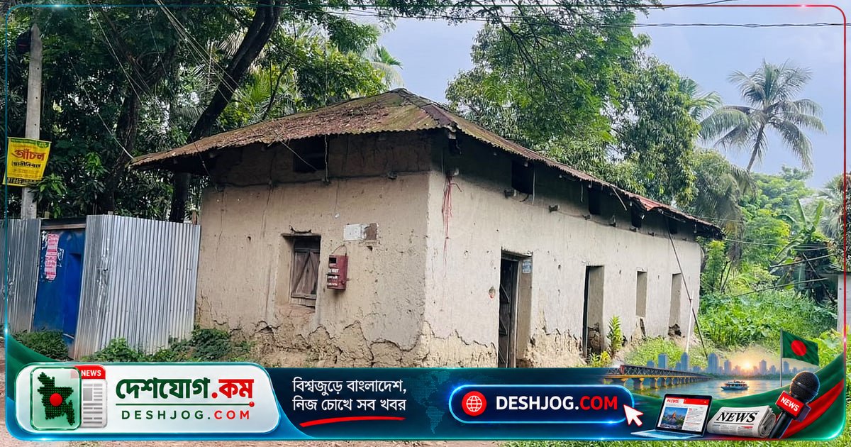 চট্টগ্রামের মাটির ঘরেই চলছে ডাকঘরের দাপ্তরিক কার্যক্রম, কিন্তু চিঠি আসে না বাইরে যায় না
