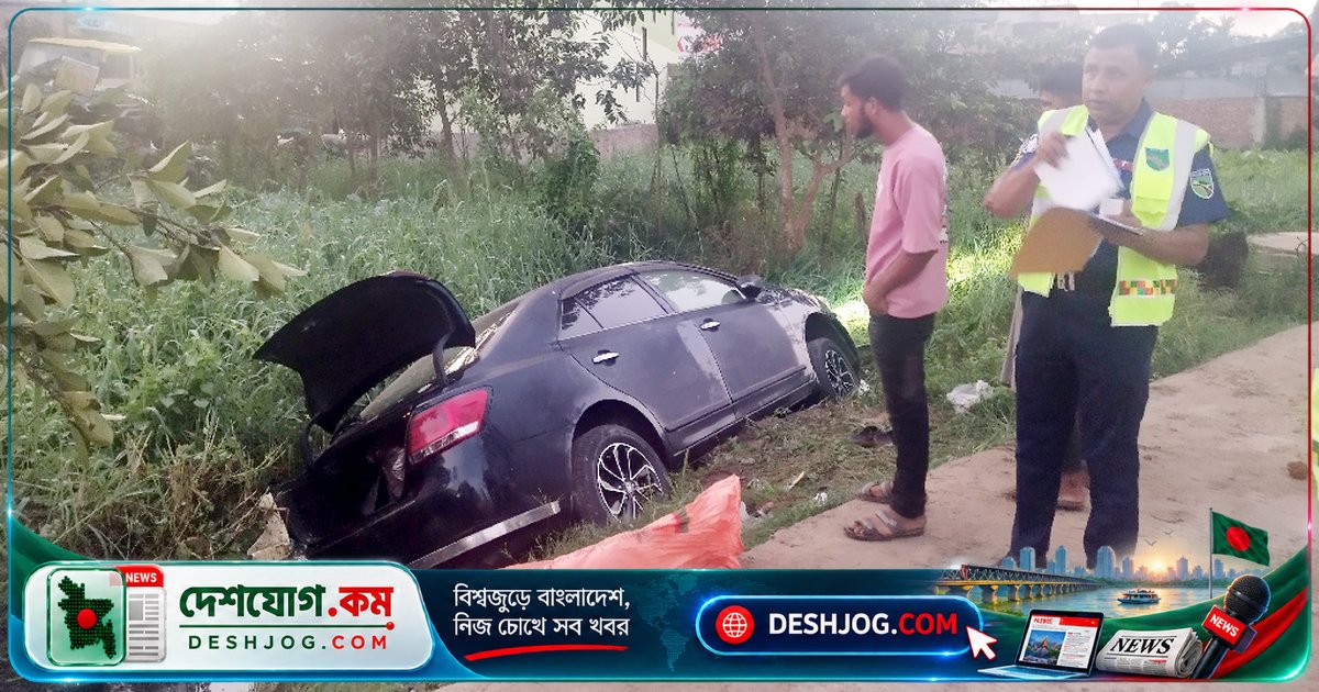 চট্টগ্রামের ফটিকছড়ি মহাসড়কে খাদে পড়া গাড়ি থেকে উদ্ধার ৪০ লিটার চোলাই মদ, চালক এখনো পলাতক