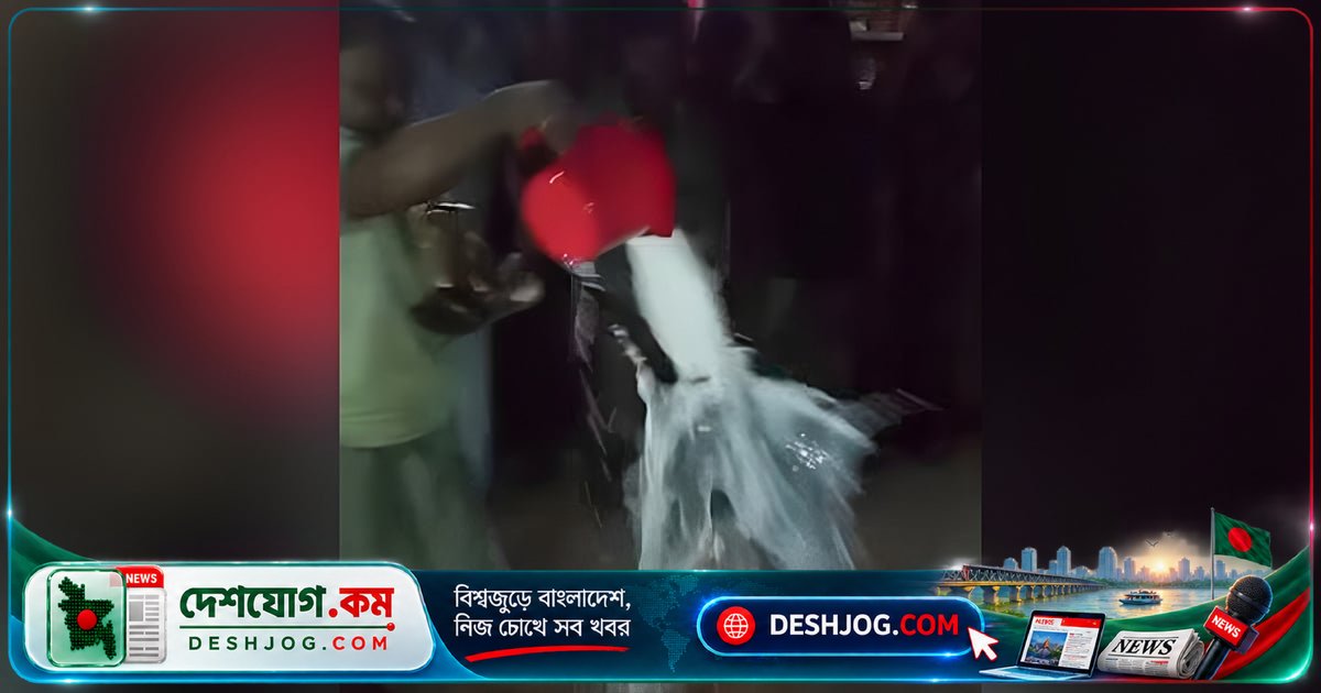 চট্টগ্রামের লোহাগাড়ায় জামায়াত ত্যাগের প্রতীকী গোসল: দুধ দিয়ে ঘোষণা দেন ফারুক