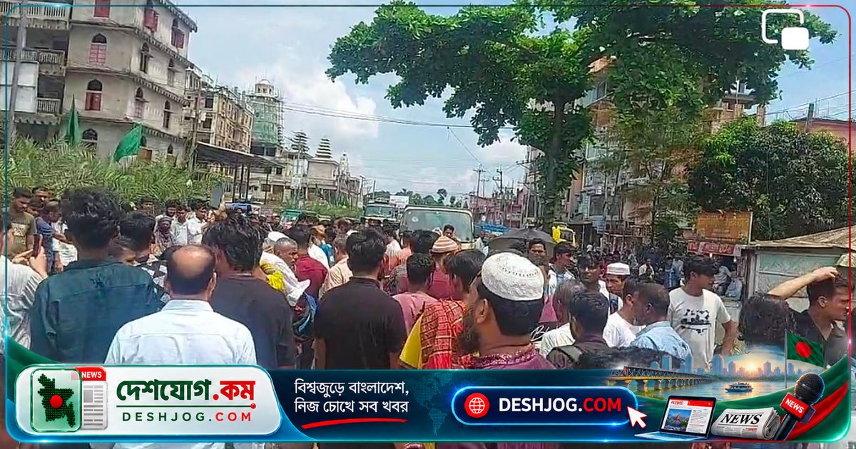 চট্টগ্রামের রাউজানে ইটবোঝাই ট্রাকের চাপায় পিষ্ট হয়ে মারা যান সাবেক ইউপি সদস্য, বিক্ষোভে সড়ক অবরোধ