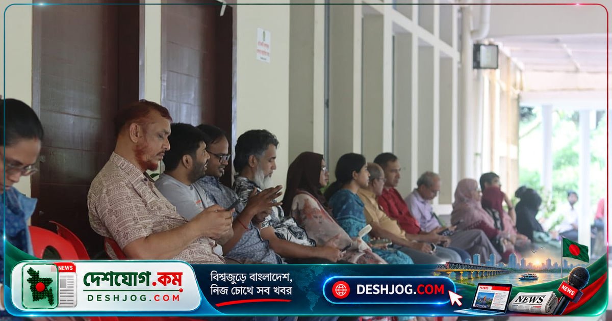 চুয়েটে ৫৬ দিনের উপাচার্যকে পুনর্বহালের দাবিতে সপ্তম দিনে চলছে সম্পূর্ণ শাটডাউন, শিক্ষক-কর্মচারী অবস্থান কর্মসূচিতে