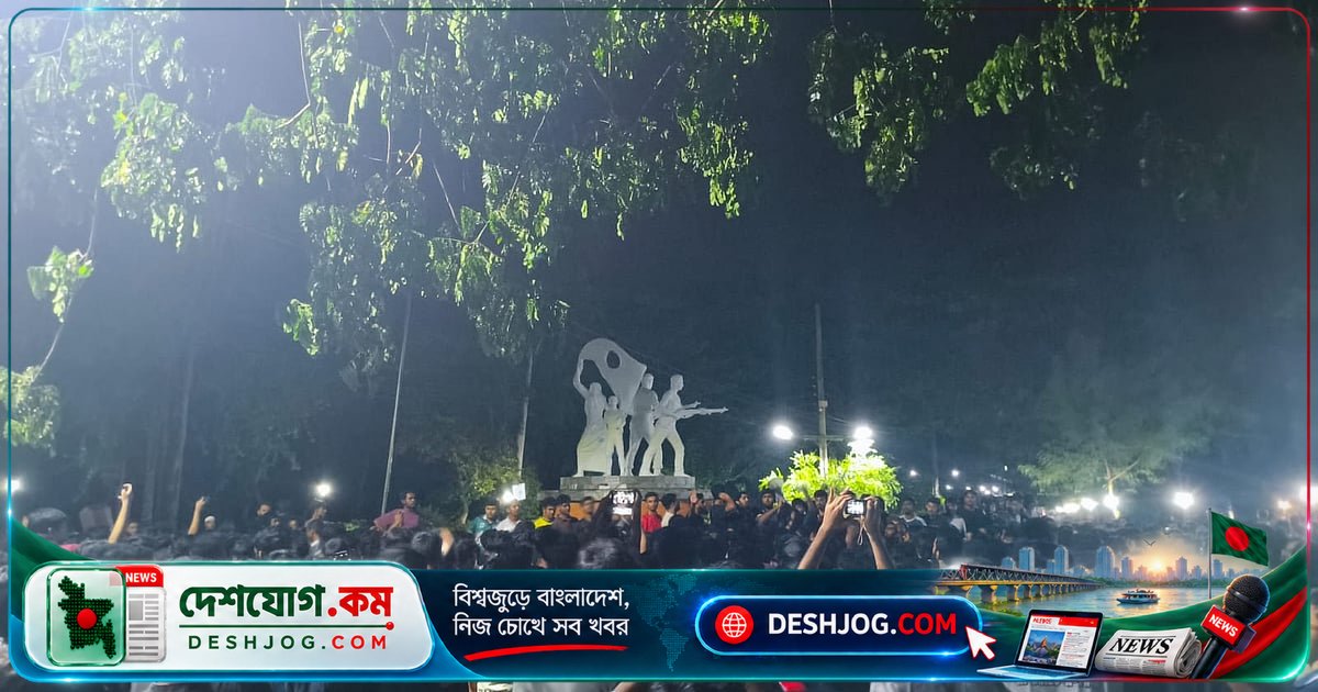 চুয়েটে সাবেক উপাচার্য পুনর্বহালের দাবিতে শিক্ষার্থীদের রাতের বিক্ষোভ: তালা ঝুলানো ও স্লোগান
