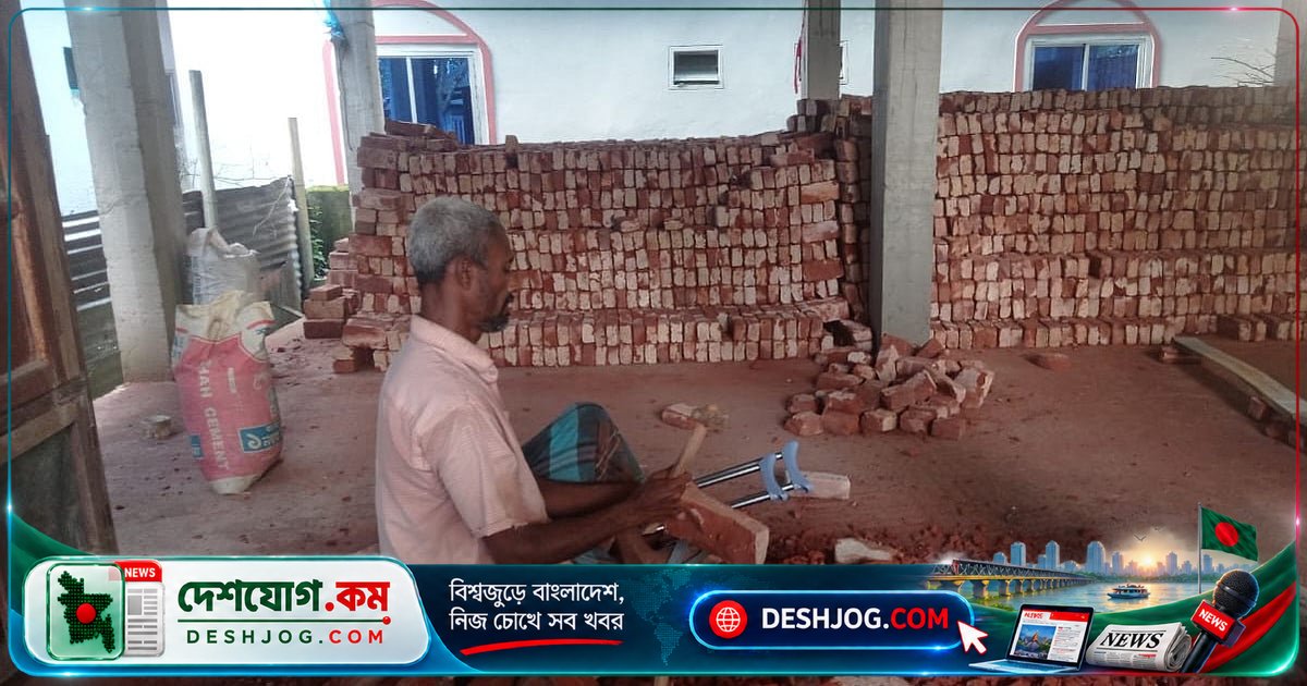 ক্রাচে ভর করে ১৮ বছর ধরে ইট ভাঙা: এক পঙ্গু বাবার সংসার চালানোর কঠিন গল্প