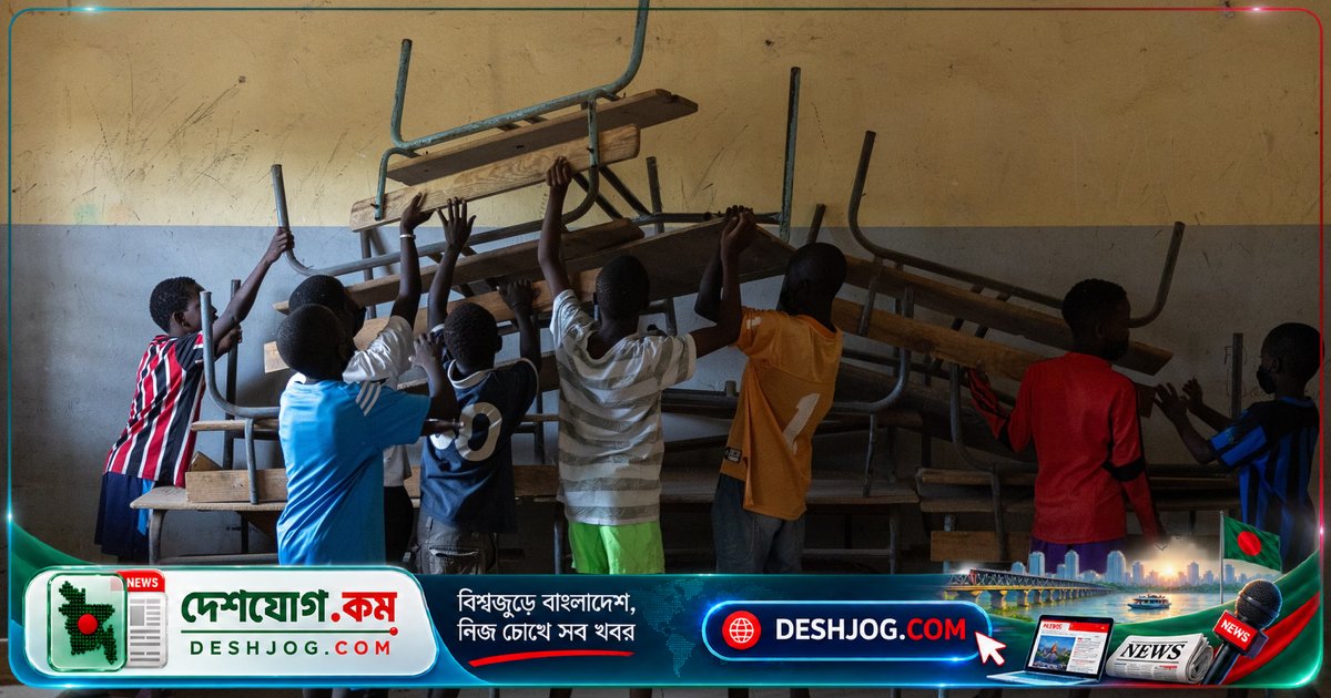 দাকার দরিদ্র এলাকার স্কুলের ধ্বংসাবশেষ পরিষ্কার করতে একীভূত হয় শিক্ষার্থী ও স্থানীয়রা