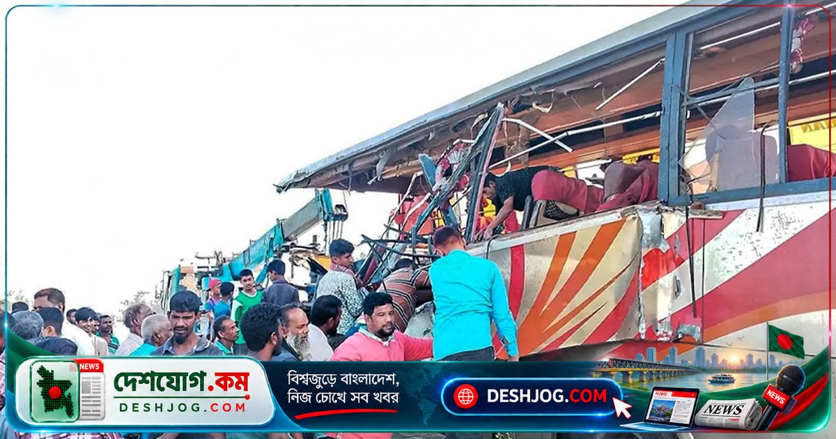 ঢাকা-রংপুর মহাসড়কে বাসের ধাক্কায় ড্রামট্রাকে নিহত তিনজন, আহত ১২ জন