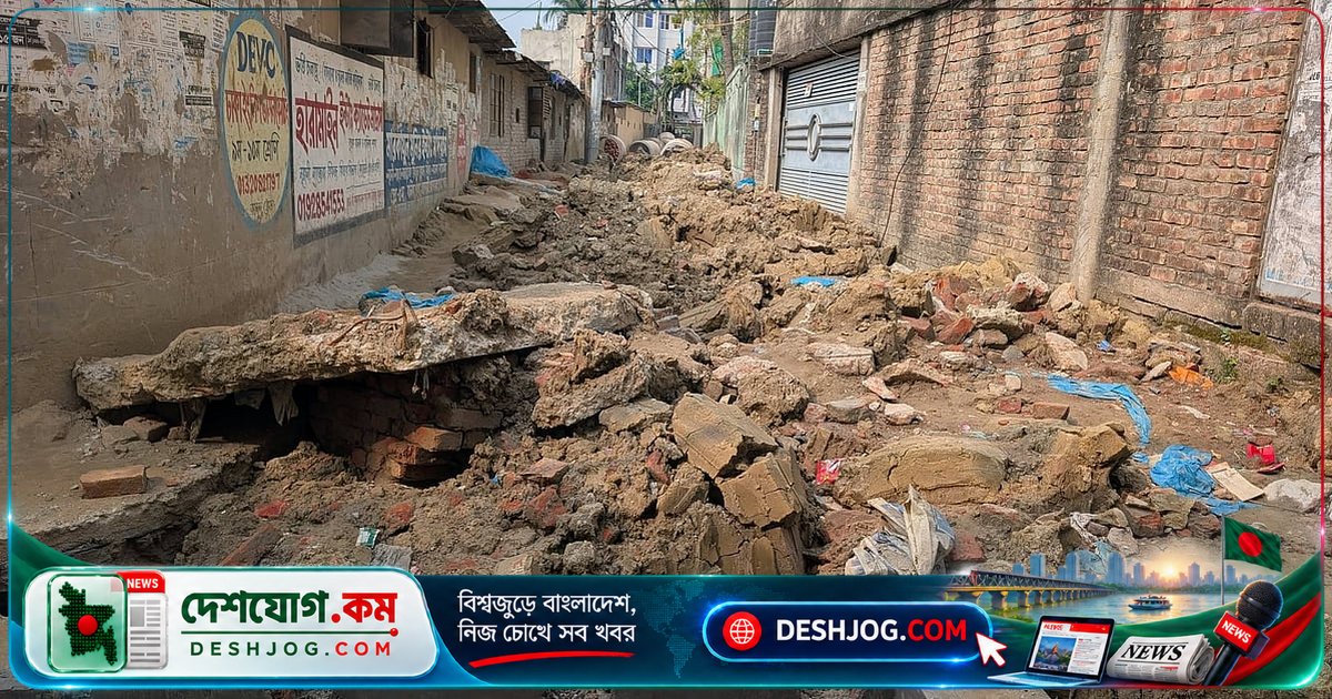 ঢাকার রাস্তা খনন: মেগা প্রকল্পে পরিণত হয়েছে সহজ নির্মাণকাজ, বর্ষা শেষ হলেও কাজ শেষ হয়নি