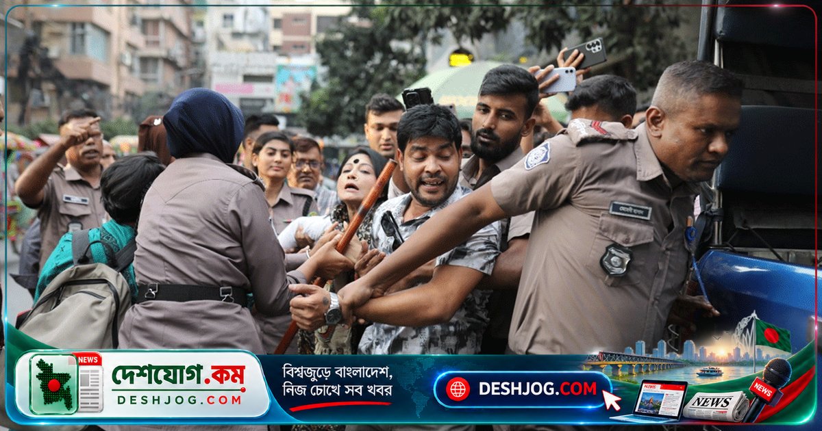 ধানমন্ডিতে সাংস্কৃতিক কর্মীদের প্রতিবাদে পুলিশের হস্তক্ষেপ, আটক হয় এক নেতা
