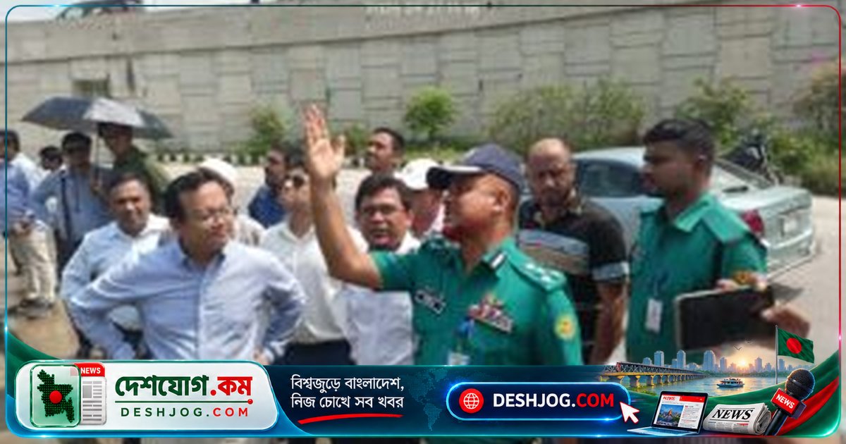 ঢাকার পূর্বাচলে অবৈধ বিলবোর্ড উচ্ছেদে ডিএমপি-রাজউকের যৌথ অভিযান, নীলা মার্কেটে বিলবোর্ড কেটে ফেলা