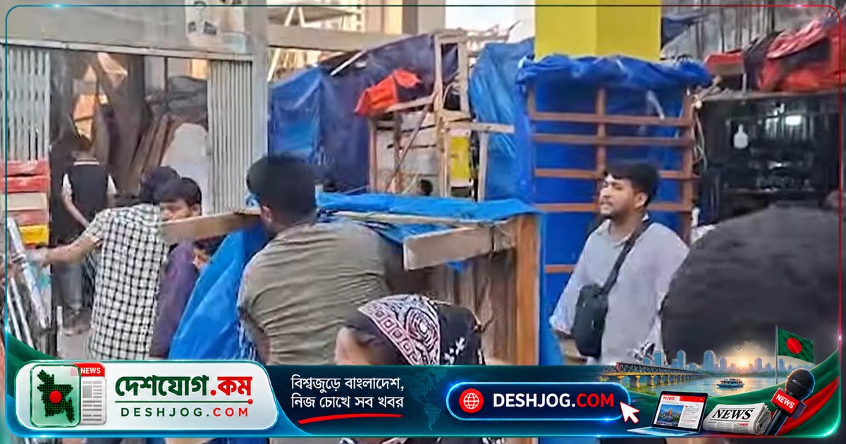 নিউমার্কেটের ফুটপাত থেকে দ্রুত উচ্ছেদ: ডিএসসিসি কর্মীদের হাতে ভেঙ্গে যাওয়া দোকানসমূহ
