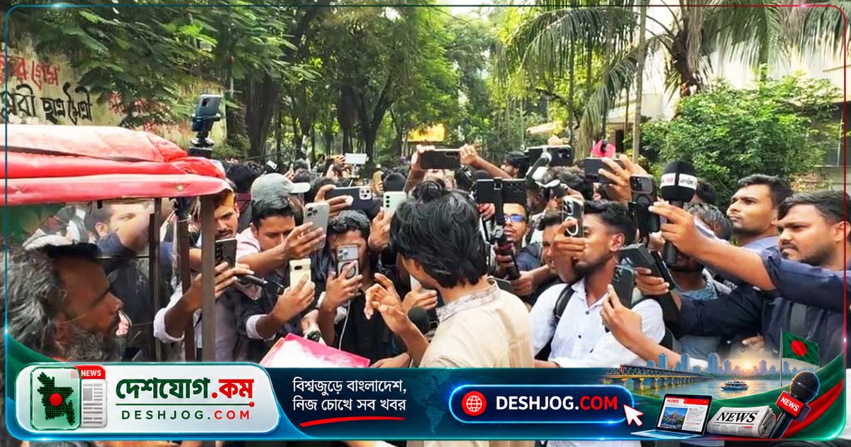 ঢাকা বিশ্ববিদ্যালয়ে মৃত্যুদণ্ডপ্রাপ্ত সাত আসামির রায় ঘোষণায় ছাত্র সংগঠন মিষ্টি বিতরণ