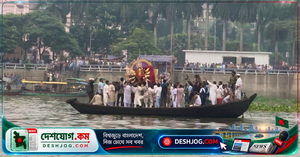 শারদীয় দুর্গাপূজার সমাপ্তি: ঢাকার ওয়াইজঘাটে দেবী দুর্গার বিসর্জন অনুষ্ঠানে উলুধ্বনি ও বাদ্য