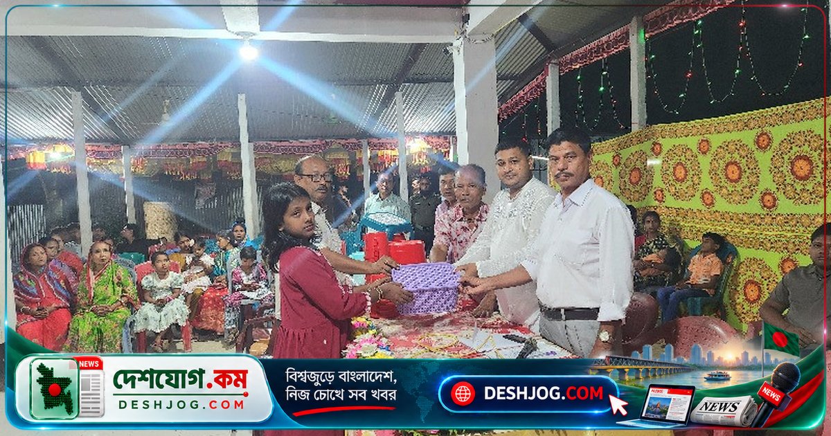 শেরপুরের ঝিনাইগাতীতে দুর্গাপূজার আরতি প্রতিযোগিতায় পুরস্কার বিতরণে ভক্তির পরিবেশ