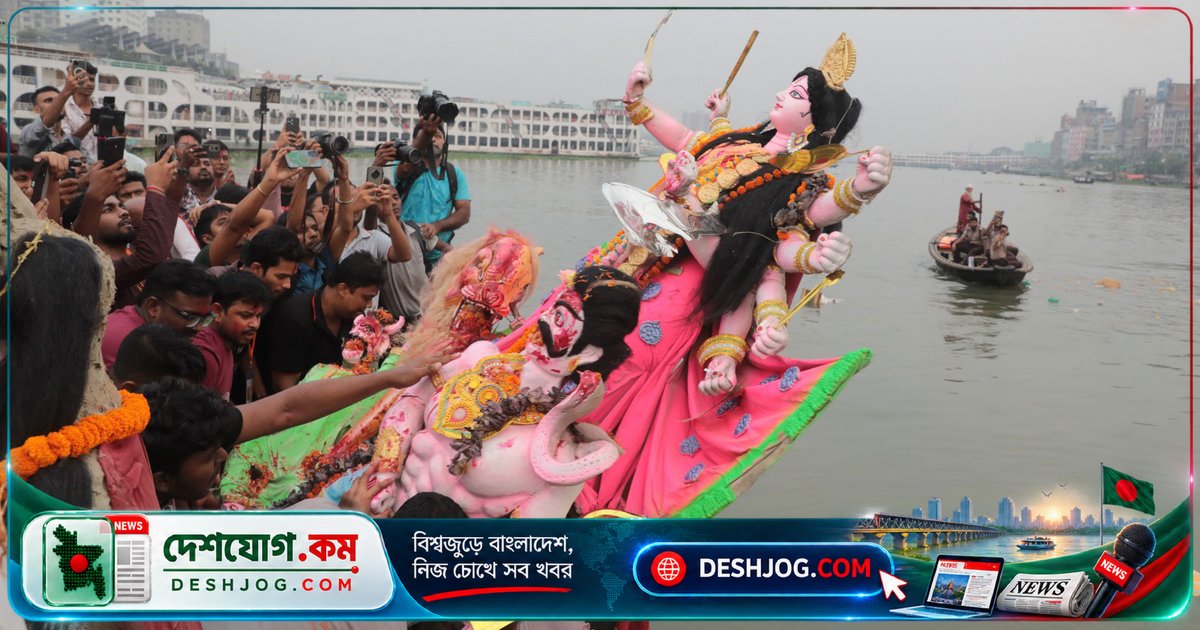 বিজয়া দশমীতে সিঁদুর ও আবিরের আনন্দে শেষ হলো দুর্গাপূজার উৎসব