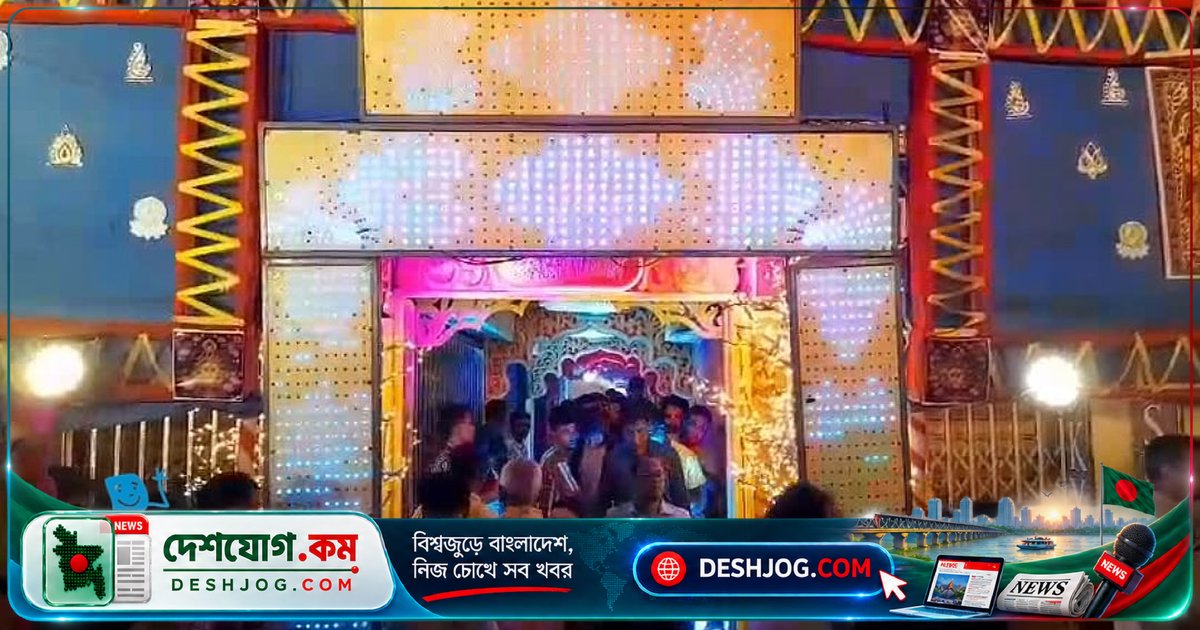 পুরান ঢাকার শাঁখারী ও তাঁতীবাজারে দুর্গোৎসবের আনন্দময় আবহ: ভক্তদের প্রার্থনা ও মণ্ডপের সৌন্দর্য