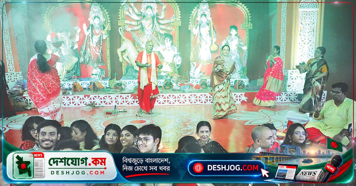 মহাষ্টমীতে ঢাকার মণ্ডপে ভরপুর আনন্দ: প্রতিমা দর্শন থেকে ঢাকের তালে নাচের উৎসব