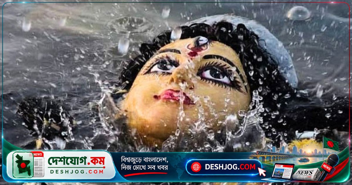 বিজয় দশমীর আনন্দ-বেদনায় ঢাকার শোভাযাত্রা: দেবী দুর্গার প্রতিমা বিসর্জনের বর্ণিল যাত্রা