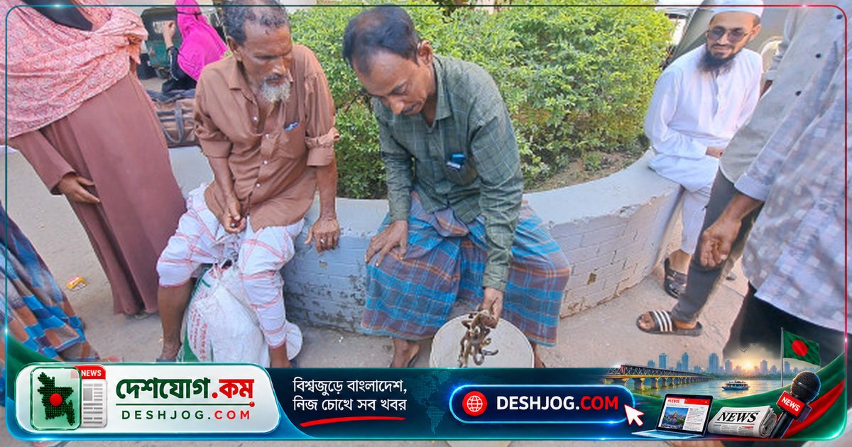 ফেনীতে সাপ ধরার সময় বিষাক্ত পদ্মগোখরা সাপের কামড়ে আহত সাপুড়ের হাসপাতালে সাপ নিয়ে যাওয়া
