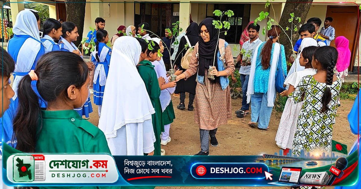 গাজীপুর বন্ধুসভার উদ্যোগে শিক্ষার্থীদের হাতে ২০০টি চারা: পরিবেশ সচেতনতা বৃদ্ধির জন্য গাছের পরিচর্যা শেখানো হয়