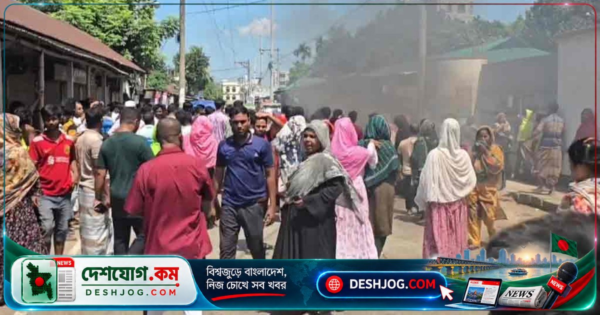 গাজীপুরের গার্মেন্টস শ্রমিকরা বকেয়া বেতন দাবিতে সড়ক জ্বালিয়ে বিক্ষোভ, কারখানা অবরুদ্ধ