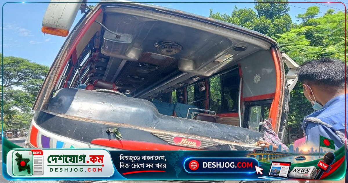 গোয়ালন্দে বাস দুর্ঘটনায় সাকুরা পরিবহনের চালক পালিয়ে যায়, যাত্রীদের অল্পের জন্য রক্ষা পায়