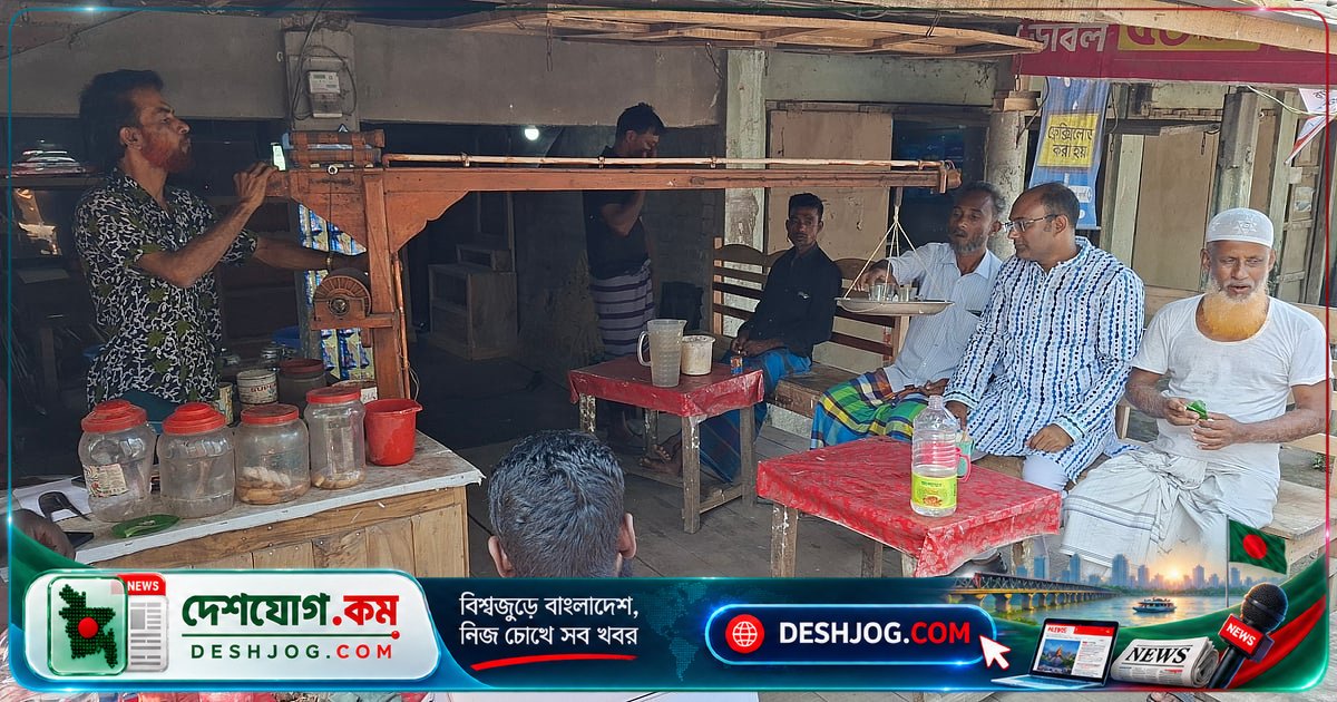 কাঠের ক্রেন দিয়ে চা-বিস্কুট পরিবেশন: হাতেম আলীর উদ্ভাবনী কাঠমিস্ত্রি কাজ