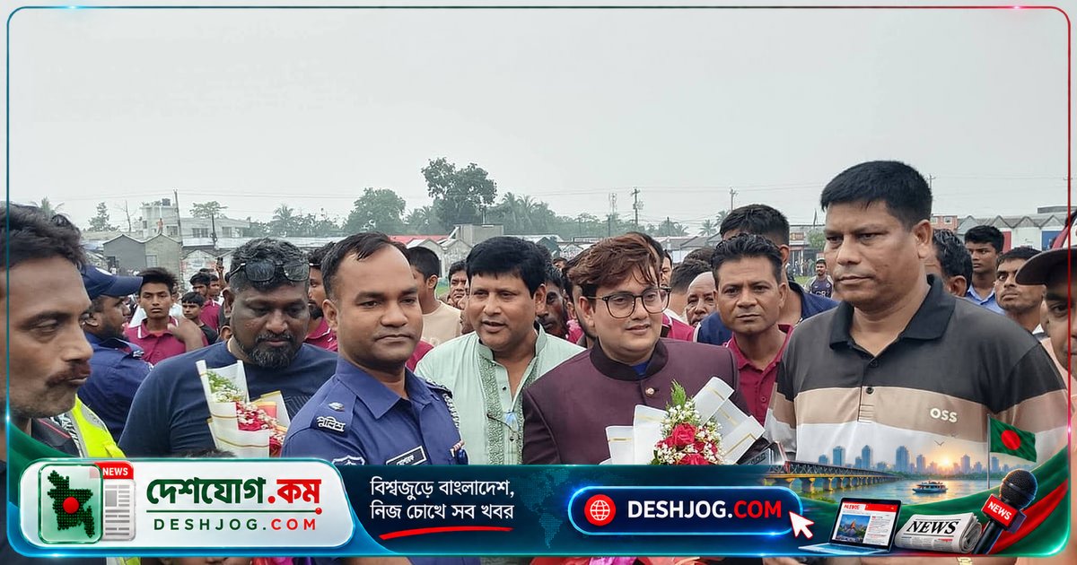 খোকসা পৌর নির্বাচনে সম্ভাব্য মেয়র প্রার্থীর ভাইকে হেলিকপ্টার নিয়ে গ্রামে ফুল দিয়ে স্বাগতম জানান পুলিশ কর্মকর্তা: এলাকায় সমালোচনা