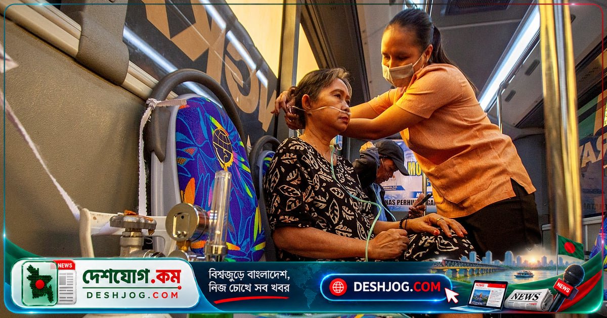 ইন্দোনেশিয়ার বোর্নিওতে দাবানলের ধোঁয়ায় অক্সিজেন বাসে শ্বাস নিচ্ছেন বাসিন্দারা