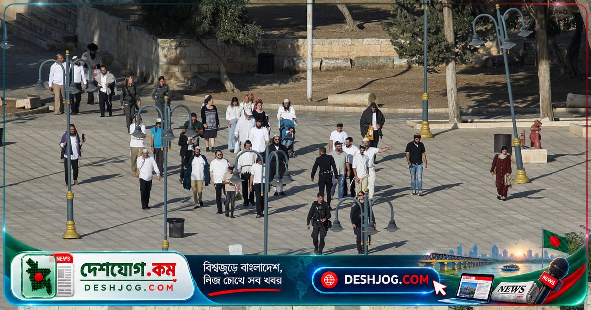 ফার-রাইট মন্ত্রী নেতৃত্বে হাজার হাজার ইসরায়েলি আক্রমণে আল-আকসা মসজিদে ঢুকে পড়েন, মুসলমানদের বাণিজ্যিক স্থাপনা বন্ধ করে দেন ইসরায়েলি কর্তৃপক্ষ
