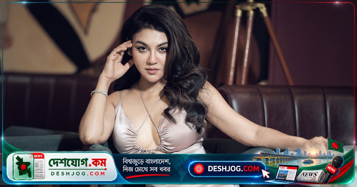 স্যাটিন ম্যাক্সি গাউনে জয়া আহসানের বোল্ড স্টাইল: হল্টার নেক ও কাটআউটের মজা