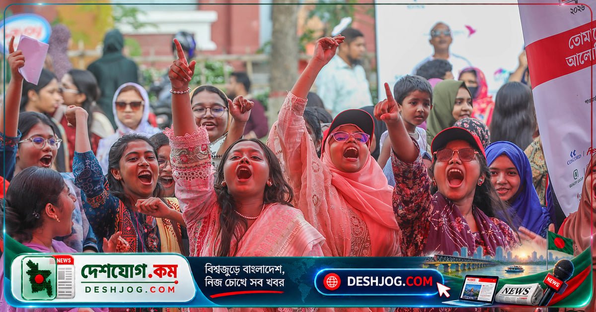 জিপিএ-৫ শিক্ষার্থীদের উৎসবমুখর সংবর্ধনা: নদী পার করে পৌঁছনো ছেলের স্বপ্নের অনুষ্ঠান