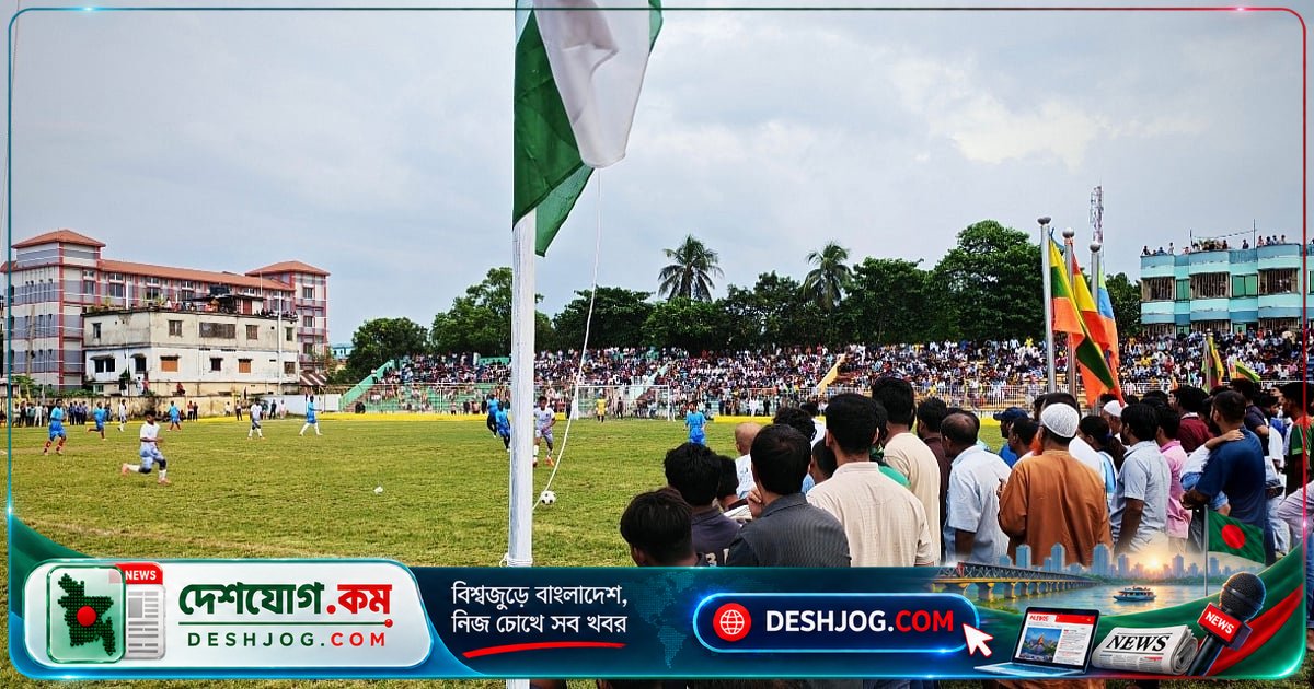 জয়পুরহাটের স্টেডিয়ামে দর্শক ভিড়ে গ্যালারি ভেঙে পড়ে, ছাদে দাঁড়িয়ে খেলা দেখে উচ্ছ্বাস