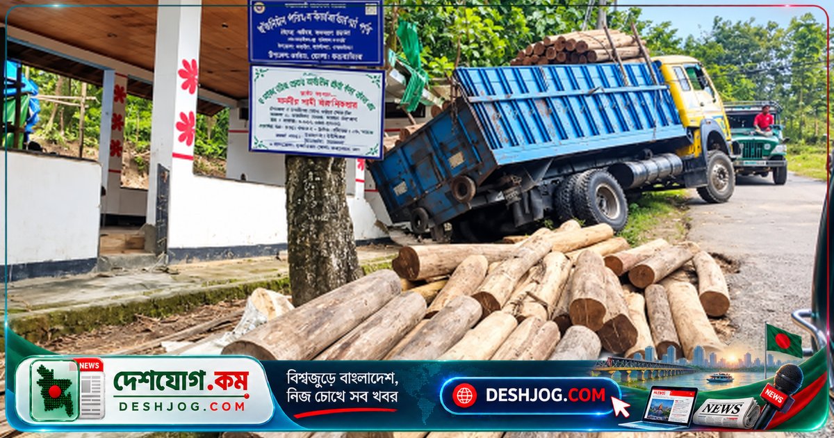 খাগড়াছড়িতে অবৈধ কাঠ পরিবহনে দুর্ঘটনা: শিব মন্দিরের প্রাচীর ভেঙে পড়ে ট্রাক উল্টে