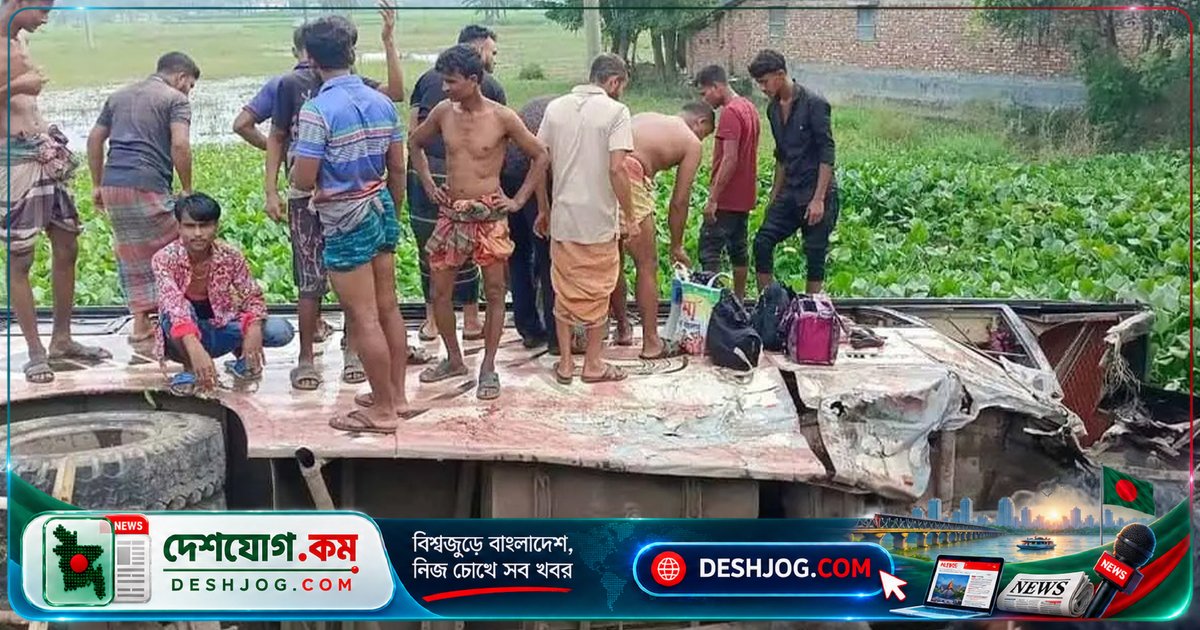খুলনা-সাতক্ষীরা মহাসড়কে দুর্ঘটনায় নিহত তিনজন, ট্রাকচালক ও বাসযাত্রীসহ