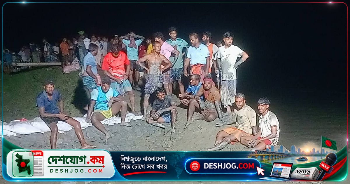 কপোতাক্ষের বেড়িবাঁধে রাতের অন্ধকারে মোনাজাত ও শ্রমে রিং বাঁধ নির্মাণ, ঝুঁকিতে পড়া এলাকার মানুষের আতঙ্ক