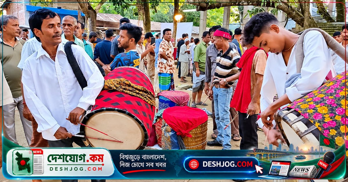 কটিয়াদীর ঐতিহ্যবাহী ঢাকির হাটে বাদ্য শুনে পূজারিদের মনোযোগ আকর্ষণ: বায়নার দাম কমে ৭৫ হাজার থেকে ৮০ হাজার টাকা