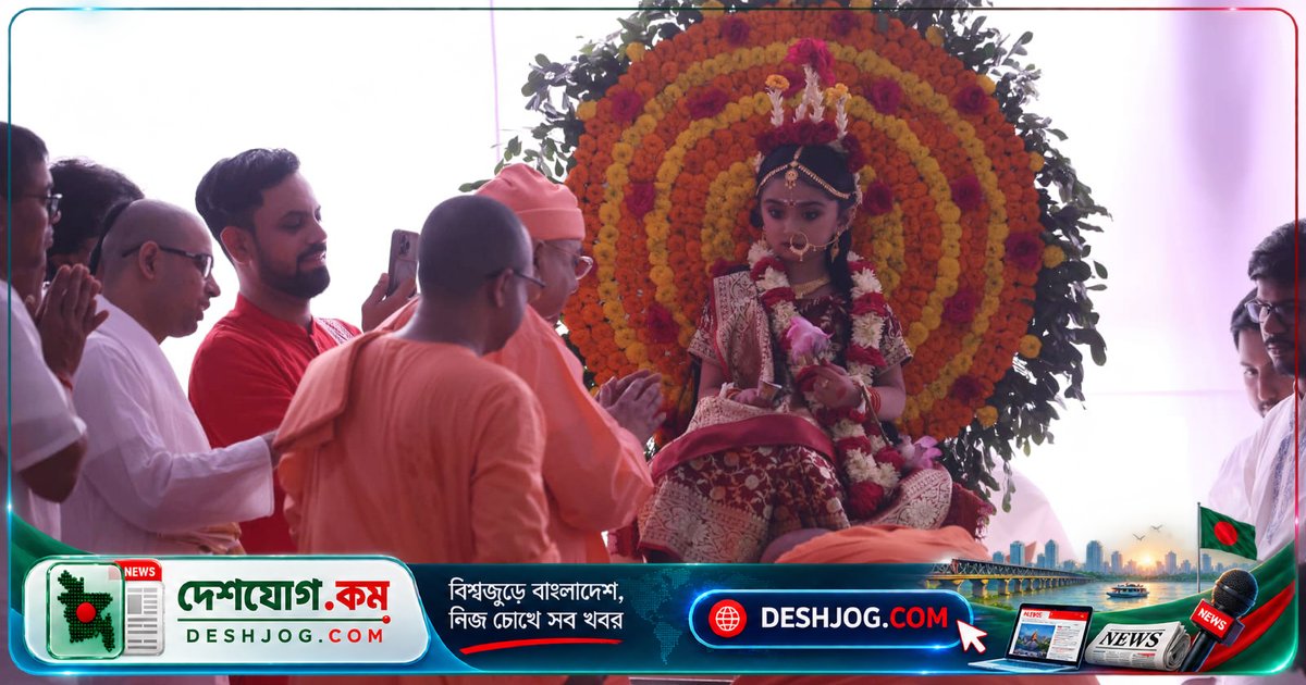 মহাষ্টমীতে কুমারী ‘উমা’ দেবী দুর্গার প্রতীক হয়ে উঠলেন, ঢাকেশ্বরী মন্দিরে সন্ধিপূজা অনুষ্ঠিত